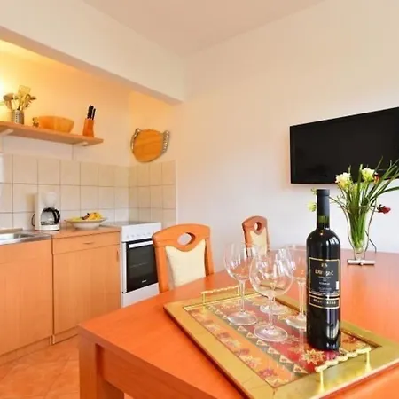 Ferienwohnung Mit Balkon - B56693 * Рогозница
